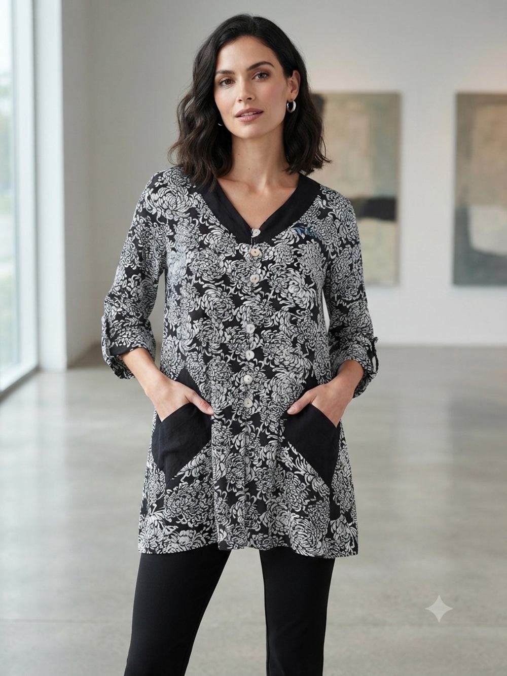 Blue Sky Black & White Floral V-Neck Tunic with Pockets And Knot Buttons Size L